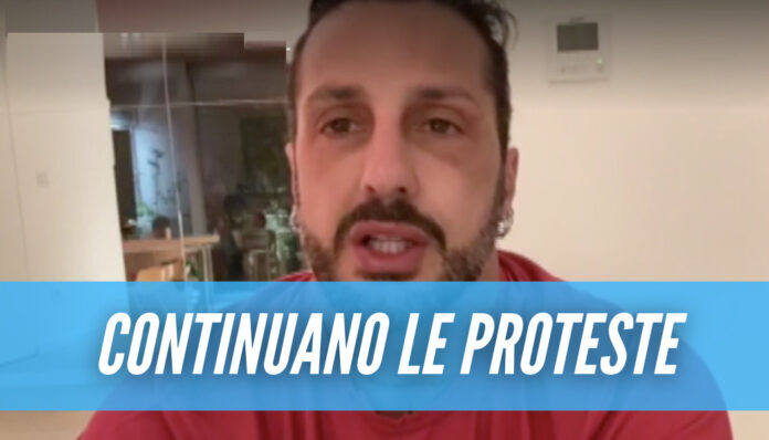 Fabrizio Corona si ferisce per protesta, la madre Gabriella: «Ha sofferto come un cane»