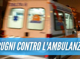 Baby gang in azione a Napoli, ancora un assalto al 118: «Si sono appesi al tetto dell'ambulanza»