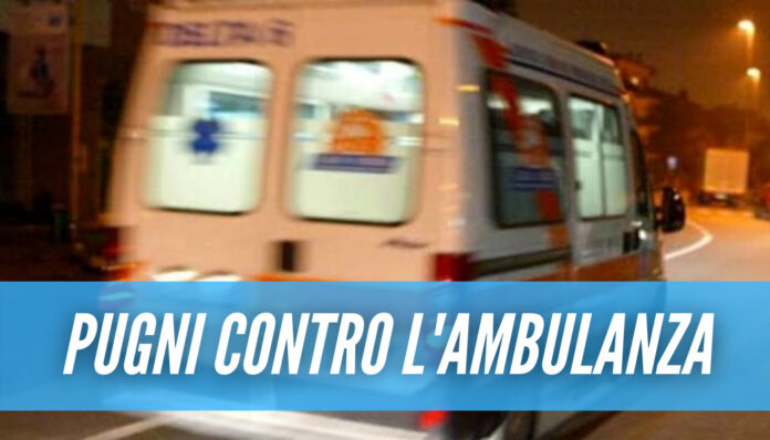 Baby gang in azione a Napoli, ancora un assalto al 118: «Si sono appesi al tetto dell'ambulanza»