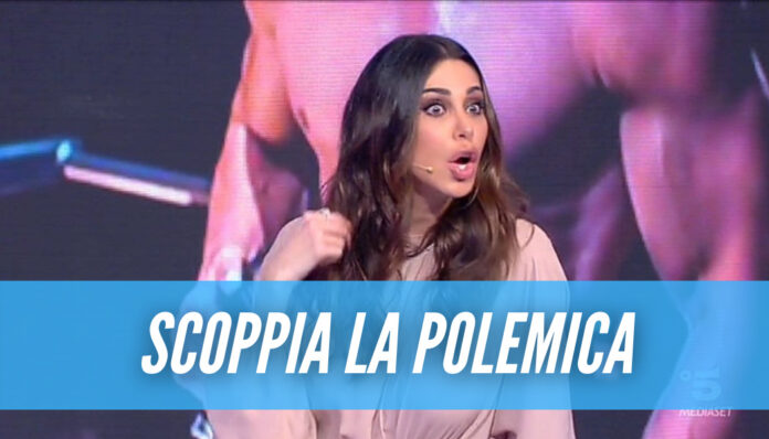 C'è posta per te, Belen in studio senza reggiseno: scoppiano le polemiche sul web