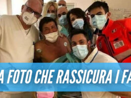 Gianni Morandi cuore d'oro, foto con i medici prima del trasferimento in ospedale