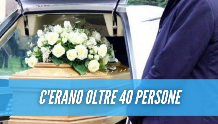 Da Napoli a Salerno per un funerale con corteo e banda musicale, tutti sanzionati