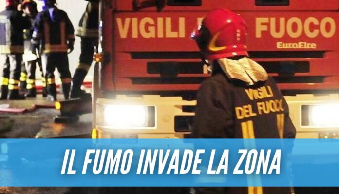 Incendio a Marano, fiamme in un deposito edile: vigili del fuoco sul posto