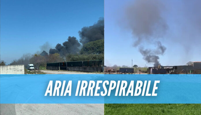 Ancora un rogo tossico a Giugliano, colonna di fumo invade la circumvallazione
