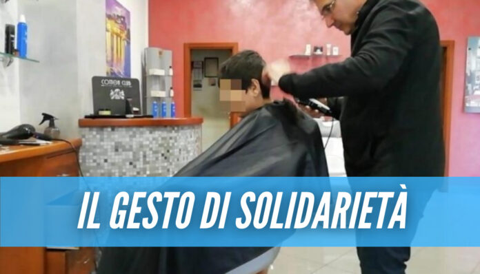 Nel pomeriggio di oggi, un barbiere a Pontecagnano ha alzato la sua saracinesca per tagliare i capelli ad un solo cliente Nel pomeriggio di oggi, un barbiere a Pontecagnano ha alzato la sua saracinesca per tagliare i capelli ad un solo cliente