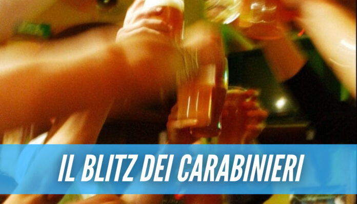 Il Covid non ferma le feste a Napoli, scoperto assembramento in un appartamento Il Covid non ferma le feste a Napoli, scoperto assembramento in un appartamento