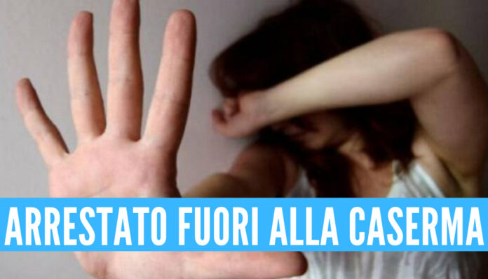 Compagno violento arrestato fuori alla caserma nel Napoletano