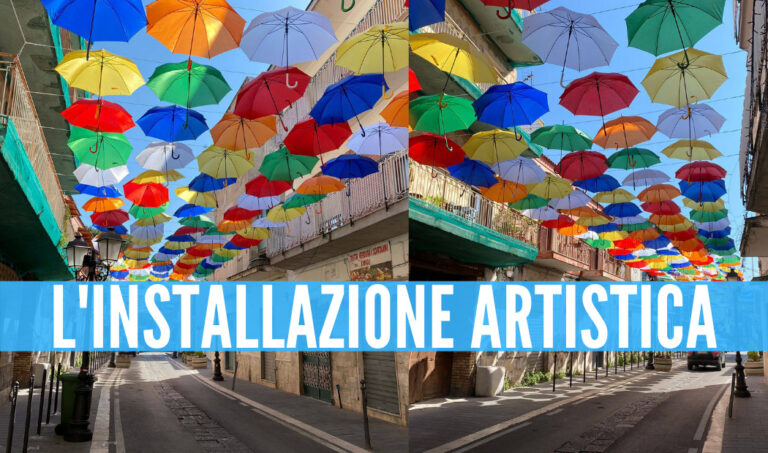 Ombrelli colorati in via Diaz a Calvizzano, foto Giacomo Pirozzi