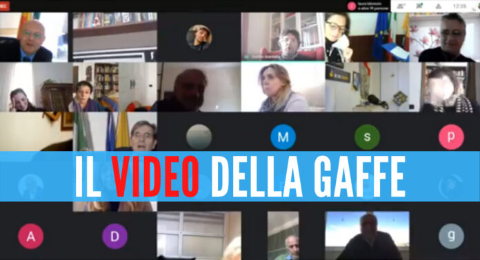 Screen video Matteo Brambilla - Sciacquone durante il consiglio comunale di Napoli