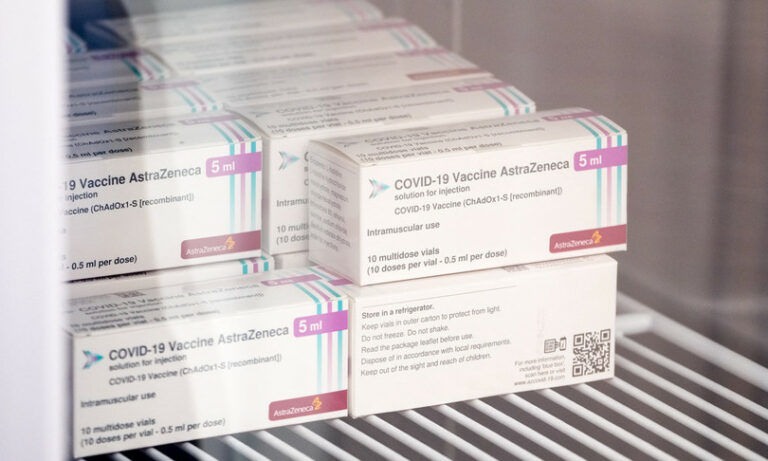 “Continuare a vaccinare con AstraZeneca, più benefici che rischi”, il parere dell’Oms