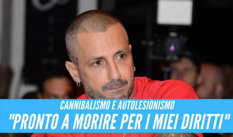 Fabrizio Corona al limite, si è morso il braccio e ha scavato nella ferita: “Sono uno psicopatico”
