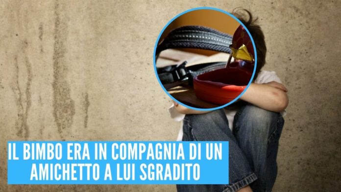 figlio picchiato guinzaglio