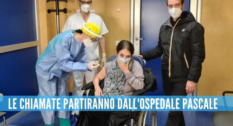 Raffaella vaccinata all’ospedale Pascale, è la prima paziente oncologica
