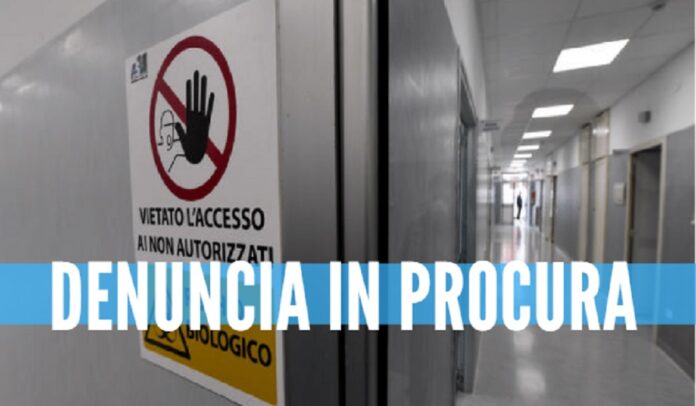 Scandalo nell'Asl di Napoli, 12 dipendenti si gonfiano lo stipendio: in tasca 150mila euro in più