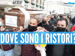 Crisi Covid, corteo funebre a Napoli: “Dove sono i ristori?”. Intanto riaprono i mercati di generi alimentari