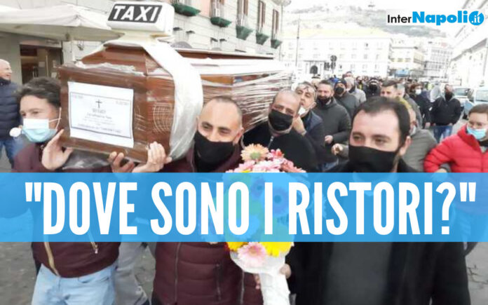 ristori Crisi Covid, corteo funebre a Napoli: “Dove sono i ristori?”. Intanto riaprono i mercati di generi alimentari