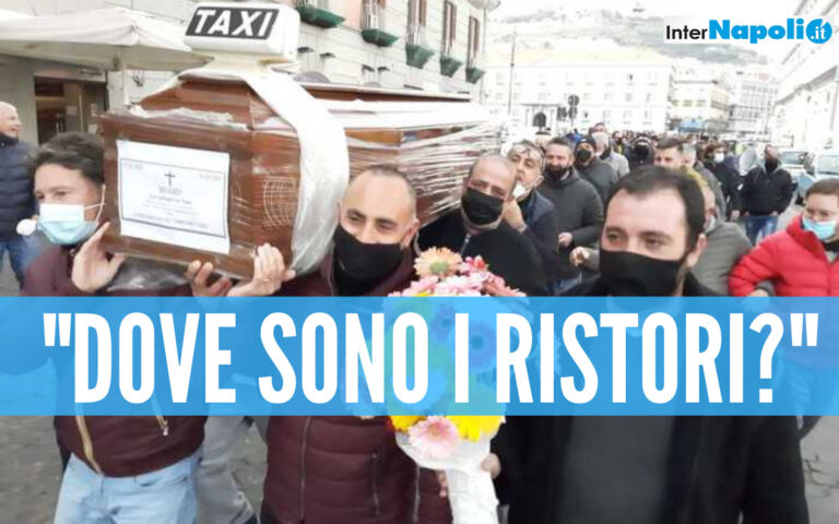 Crisi Covid, corteo funebre a Napoli: “Dove sono i ristori?”. Intanto riaprono i mercati di generi alimentari