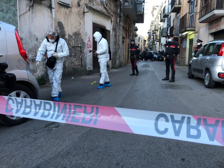 Ragazza ferita da un colpo di pistola a Napoli: “Ho visto 2 sparare”