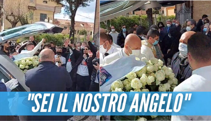 'Musica leggerissima' e l'ultimo gavettone con lo champagne, l'addio degli amici a Gennaro Nappa
