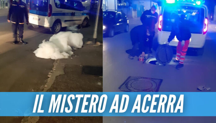 Schiuma bianca esce da un tombino ad Acerra, aperta un'indagine sul mistero