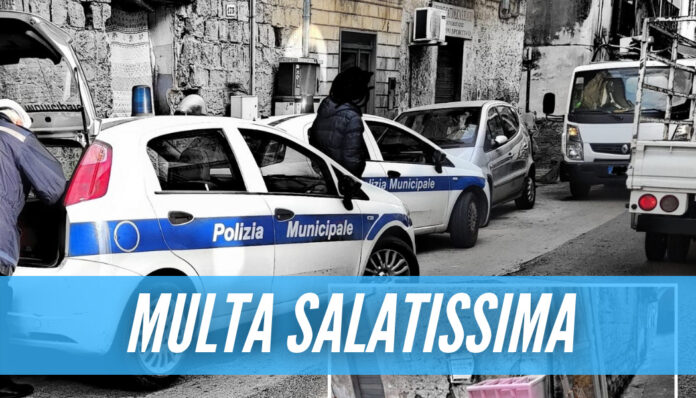 Getta dalla finestra mobili e rifiuti, panico in strada ad Arzano