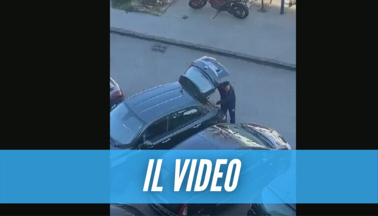 Filmato mentre depredava un'auto a Napoli, ladro arrestato grazie al video