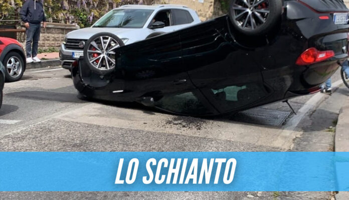 Paura a Napoli, auto si ribalta in strada: ci sono feriti