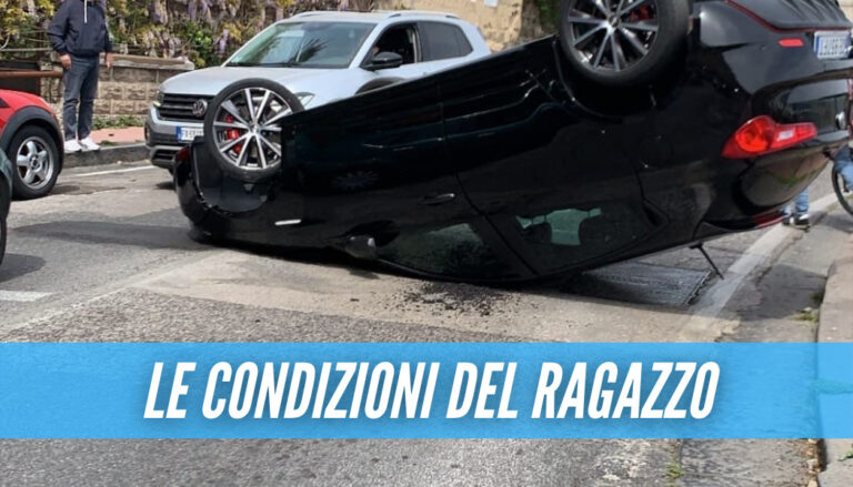 Incidente in via Orazio, auto si ribalta dopo lo scontro: grave il ragazzo di 26 anni