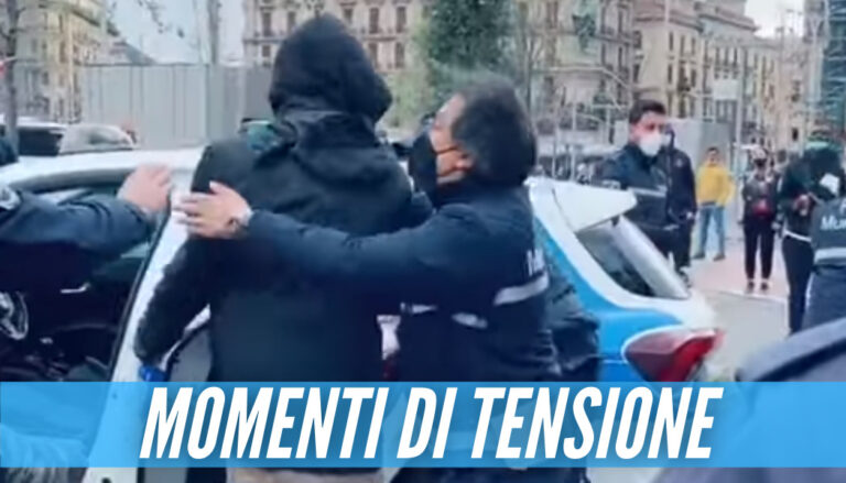 Rissa a piazza Plebiscito, il video della lite durante le proteste a Napoli