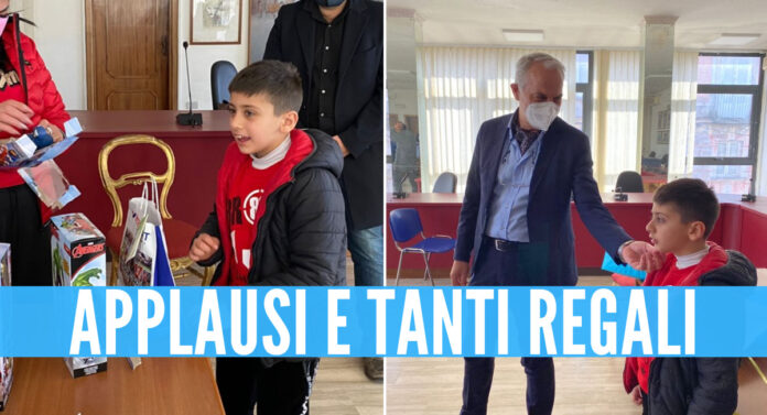 Il piccolo Pietro Gala insieme al sindaco di Calvizzano Giacomo Pirozzi