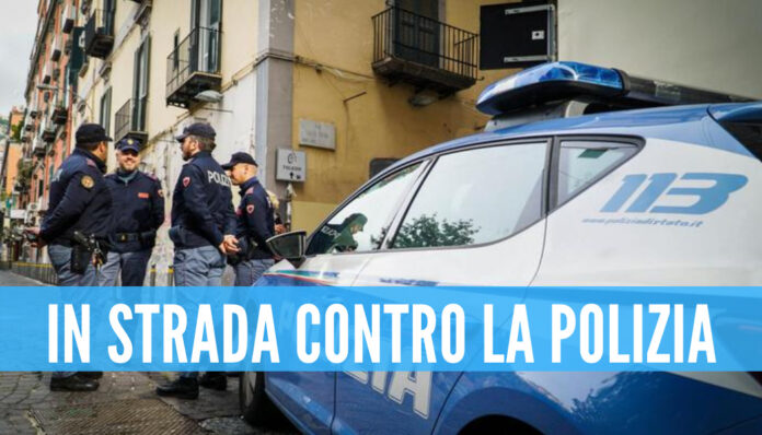 Napoli, gente in strada contro la polizia