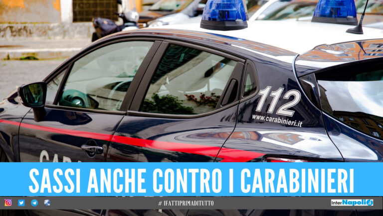 Follia in provincia di Napoli, lancia sassi contro auto e moto: ci sono feriti