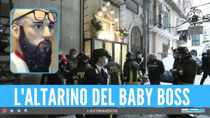 L'altarino di Emanuele Sibillo: le operazioni di rimozione (Foto: Repubblica)