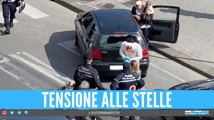 I vigili lo fermano, lui sfonda il vetro dell'auto con un crick: paura sul lungomare
