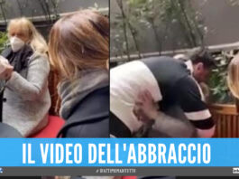 Fabrizio Corona esce dal carcere, l'abbraccio con la mamma in lacrime diventa virale
