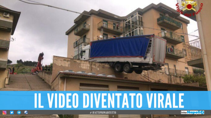 Camion sbaglia manovra e finisce sui tetti, il video dell'incidente