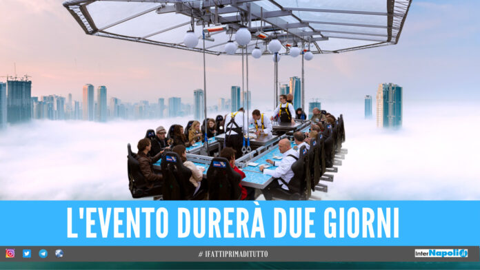 'Dinner in the Sky' arriva in Campania: pranzo, cena e aperitivi a 50 metri d'altezza
