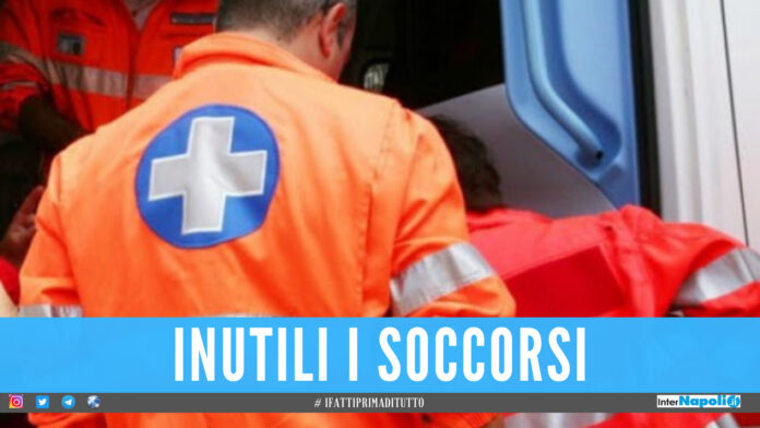 Incidente in provincia di Napoli, centauro muore sul colpo: la moto trovata a 200 metri di distanza