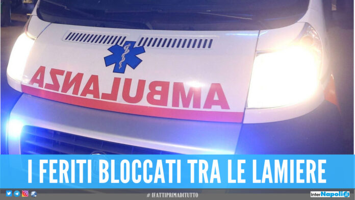 Schianto tra due auto ad Aversa, 3 persone finiscono in ospedale