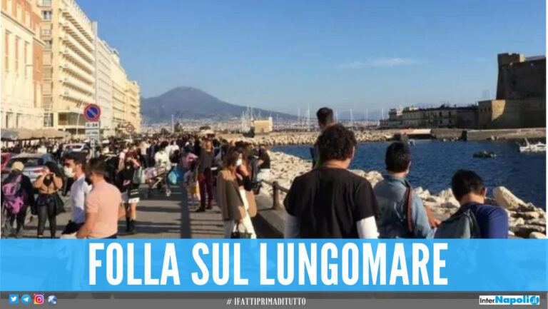 Napoli 'anticipa' la zona gialla, migliaia di persone in strada e balli all'aperto
