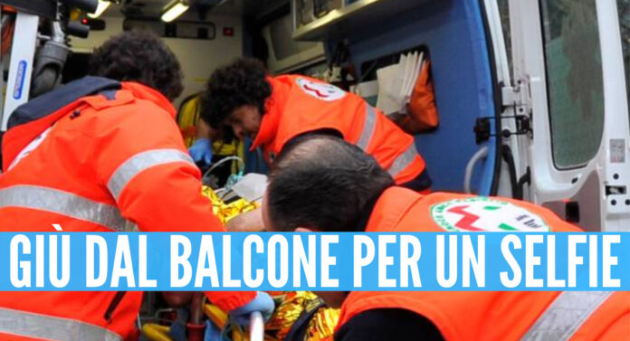 Giù dal balcone per un selfie