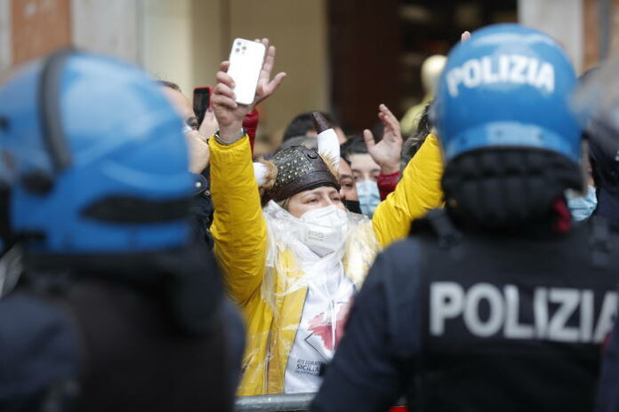 Sit in IoApro: lancio petardi e oggetti verso agenti Manifestazione Sit in IoApro: lancio petardi e oggetti verso agenti