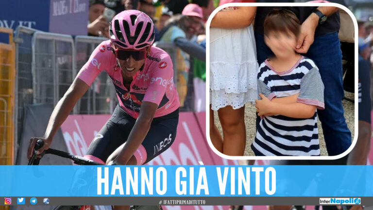 Ciclista del Giro d'Italia e il piccolo Eitan