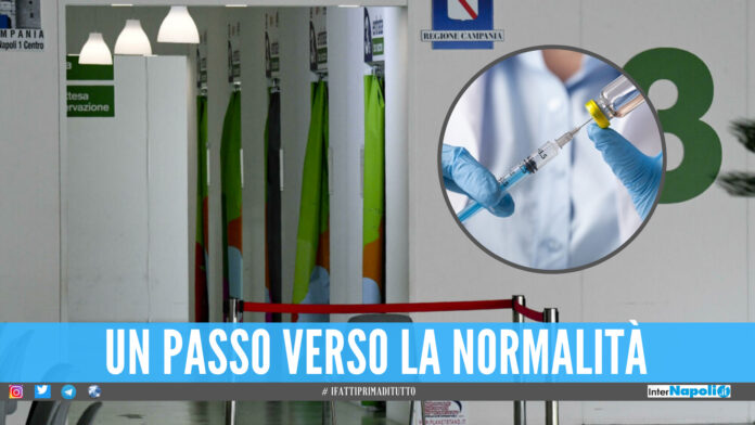 Gli chiedono di rispettare la fila per il vaccino, lui picchia una guardia: 51enne arrestato a Napoli Gli chiedono di rispettare la fila per il vaccino, lui picchia una guardia: 51enne arrestato a Napoli