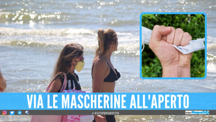 Via le mascherine all'aperto