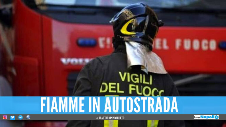 Momenti di paura a Torre del Greco, auto in fiamme all'ingresso della A3