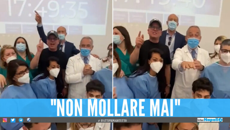 Festa in ospedale per Gigi D’Alessio, si vaccina e canta insieme ai medici [Video]