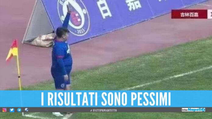 Compra una squadra e fa giocare il figlio titolare, pesa 126 chili ed ha il numero 10