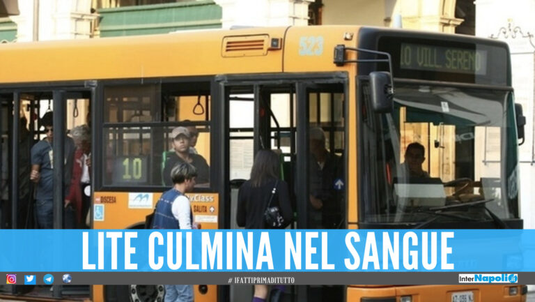 Lite finisce nel sangue a Napoli, giovane accoltellato alla fermata dell’autobus