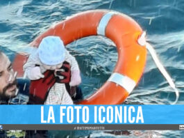 Neonato salvato in mare da un poliziotto, la foto straziante simbolo della crisi in Spagna